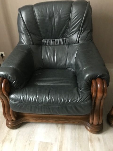 4 Fauteuils bois Belge et cuir noirs 50� pi�ce n�gociable 200 Roberval (60)
