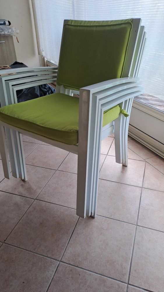 7 fauteuils alu, coussins vert pomme.u 70 Les Arcs (83)