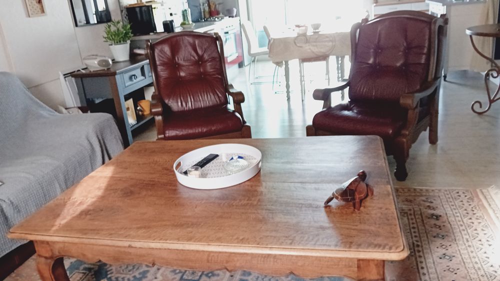 Lot de 2 fauteuils cuir bordeaux et bois 190 Asni�res-sur-Nou�re (16)