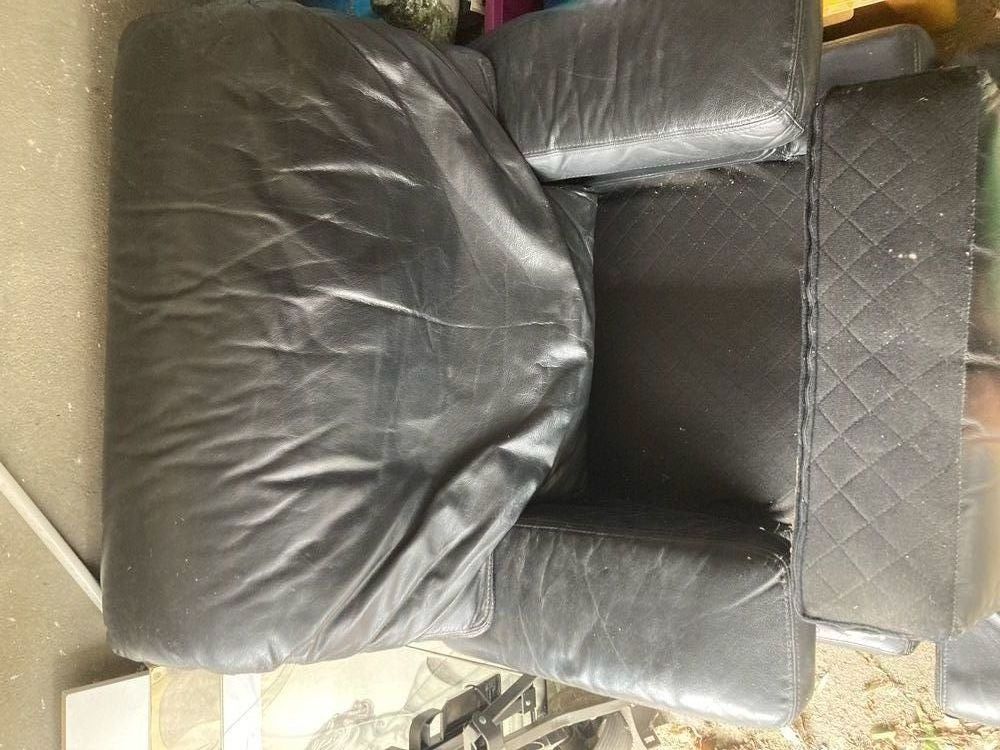 2 Fauteuils en cuir ligne Roset
bon �tat
en cuir noir 0 Saint-Just (34)