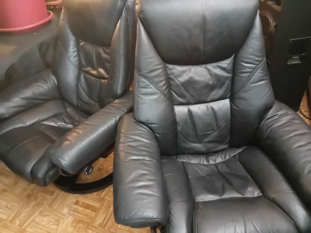 2 fauteuils en cuir noir de salon tres bon etat 150 Auch (32)
