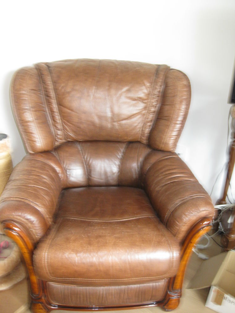 Fauteuils  en cuir. 240 Tomblaine (54)