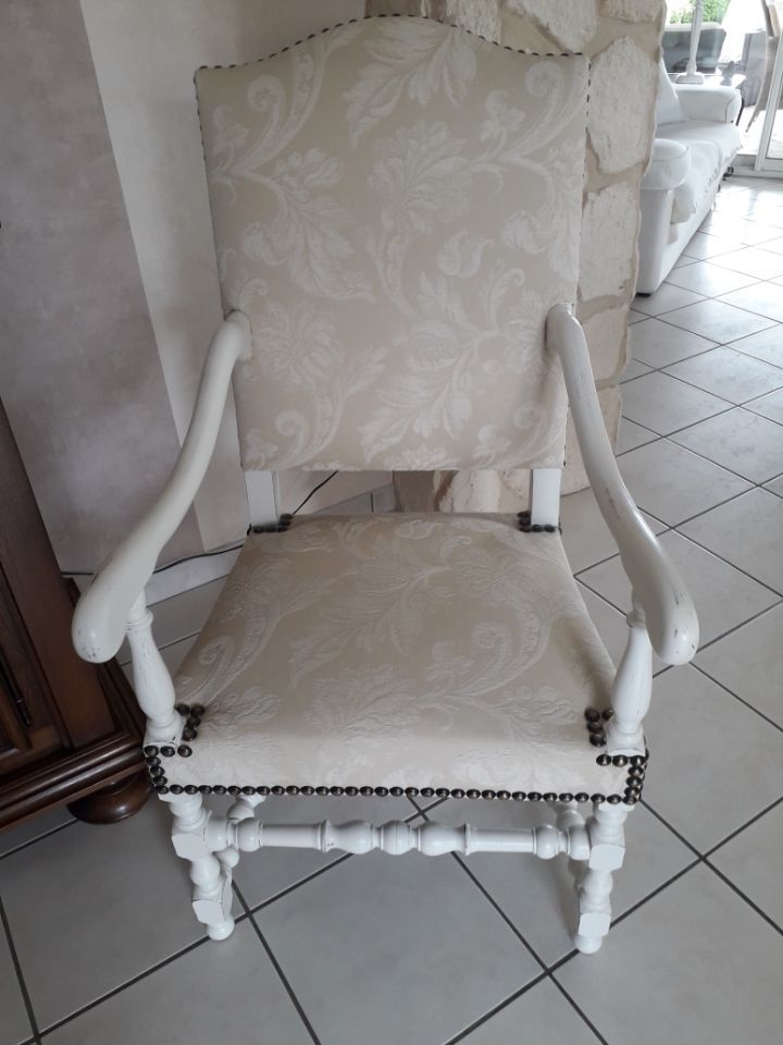 Lot 2 fauteuils louis XIII 
refait � neuf 220 Chanas (38)