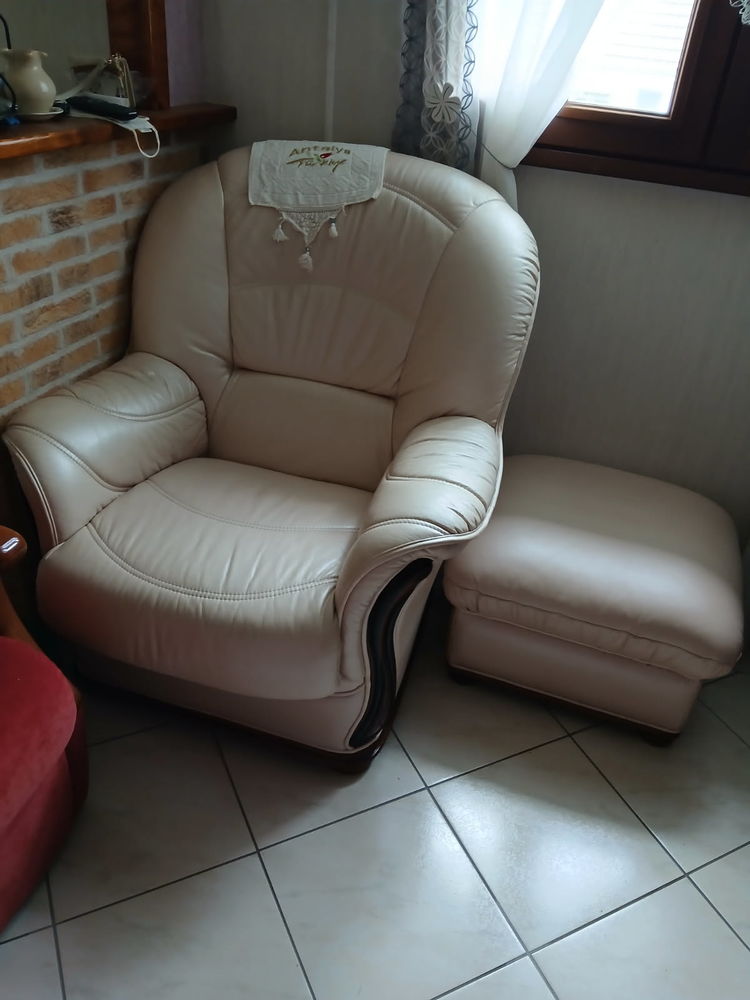 2 fauteuils et 2 poufs cuir 400 Bretteville (50)