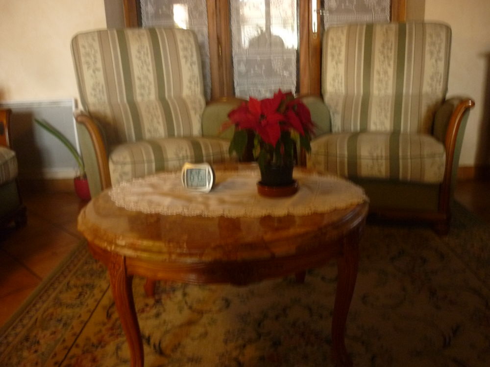 Fauteuils et table salon 120 Viriat (01)