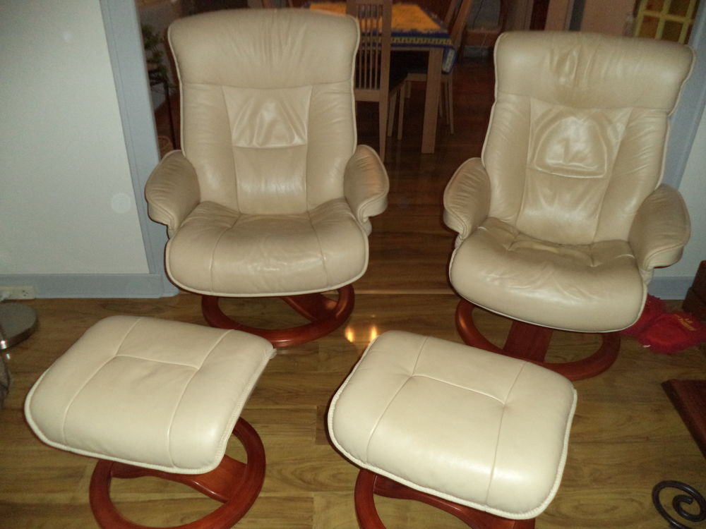 2 fauteuils tournant et basculant ,2 repose pieds couleur be 300 Pamproux (79)