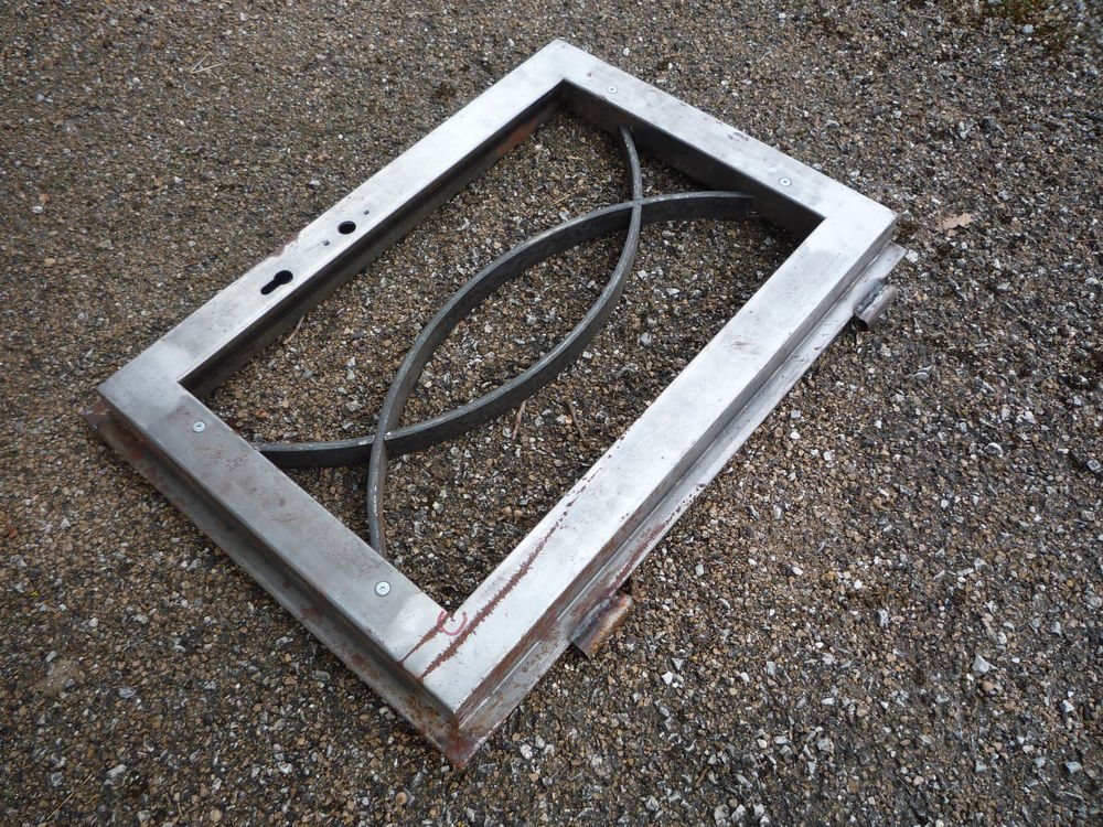 Fen�tre/hublot m�tallique 145 Castres (81)