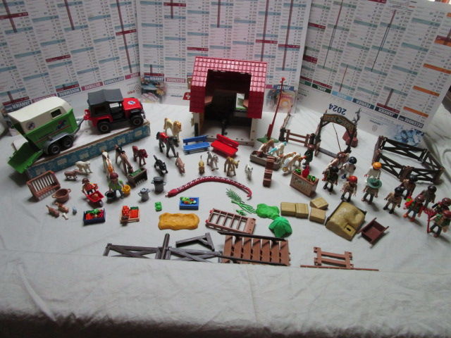 LOT  FERME PLAYMOBIL +ACCESSOIRES JEEP+ REMORQUE 20 Villepinte (93)