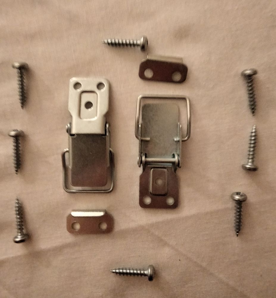 Lot de 2 fermetures � levier. 7 Vierzon (18)