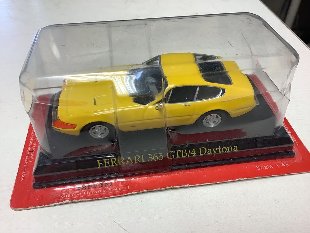 8� FERRARI. 365 GTB/4 DAYTONA ,voiture miniature 0 Al�s (30)