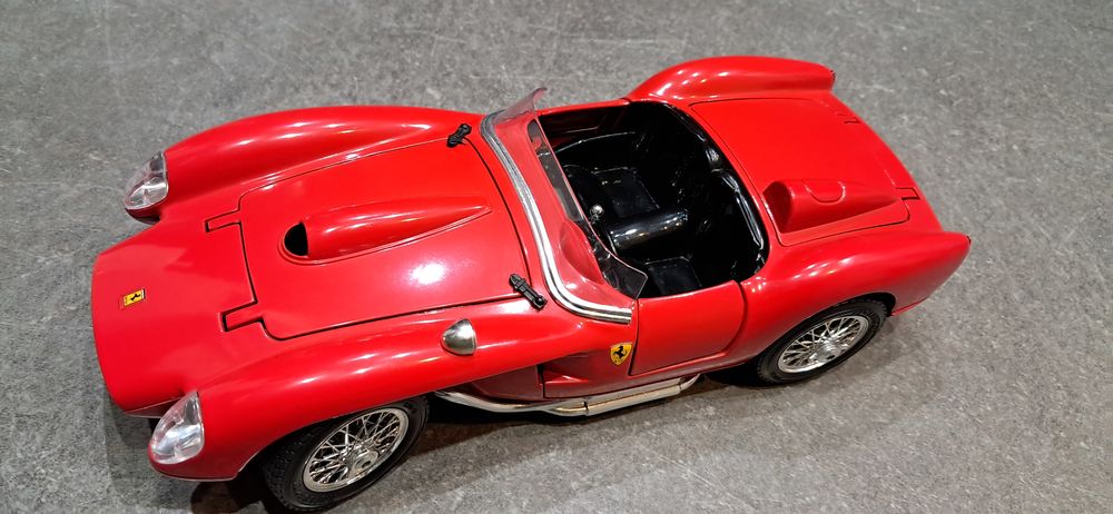 N�328 - Ferrari 250 Testa Rossa Burago 1/18 30 Bourges (18)