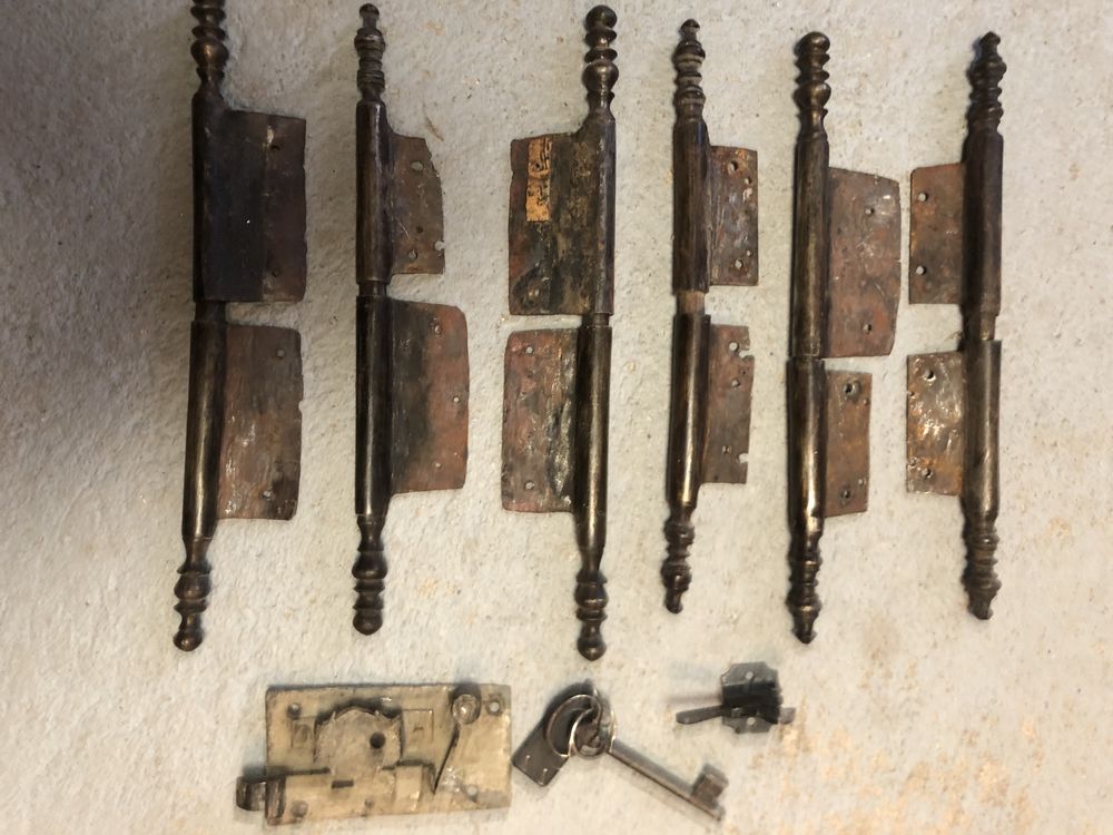 ferronnerie gonds et serrure du 17 ieme siecle 100 Paris (75)