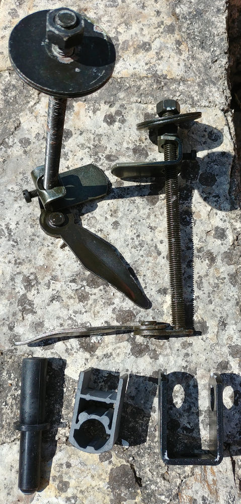 Ferrures de volets, gonds, arr�ts de battant , noirs
10 Valbonne (06)