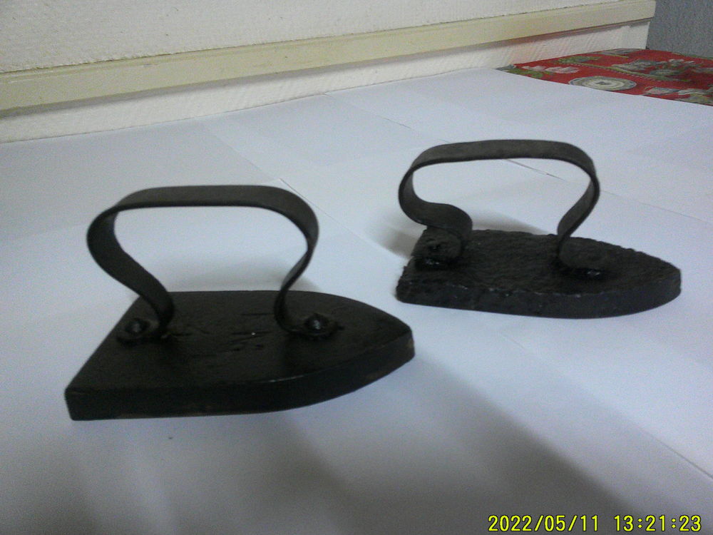 2  .  Fers  a  Repasser..( ancien ) 15 Nontron (24)