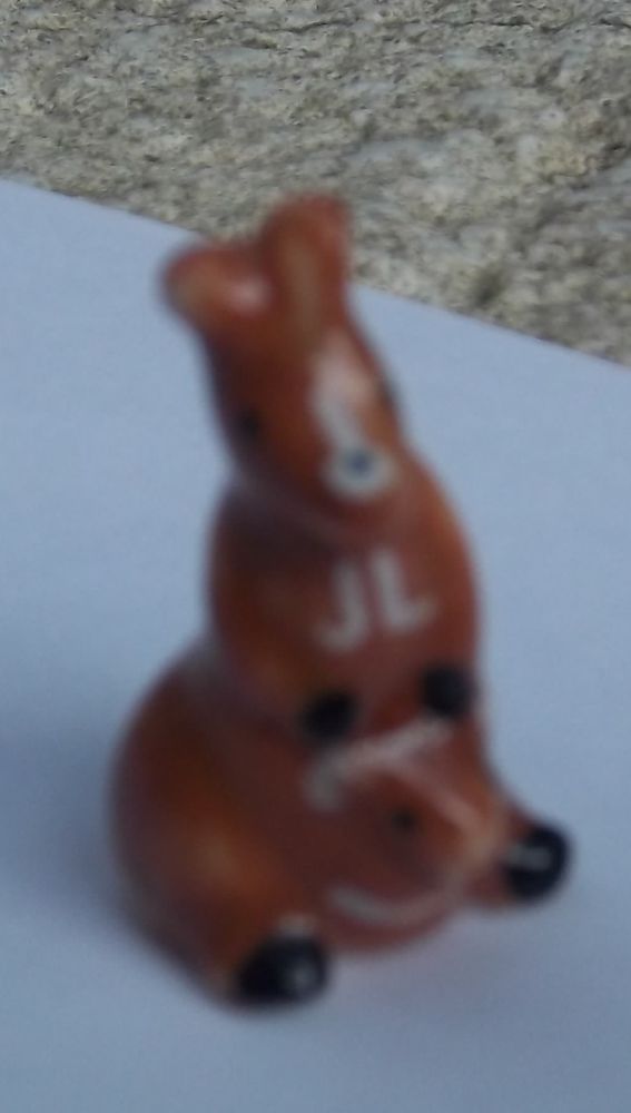 Feve animalia kangourou et son petit porcelaine 1 Colombier-Fontaine (25)