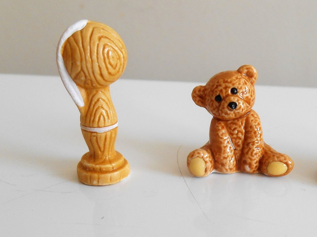 Lot de 2 F�ves Auchan 2023 ourson et bilboquet 5 Villejuif (94)