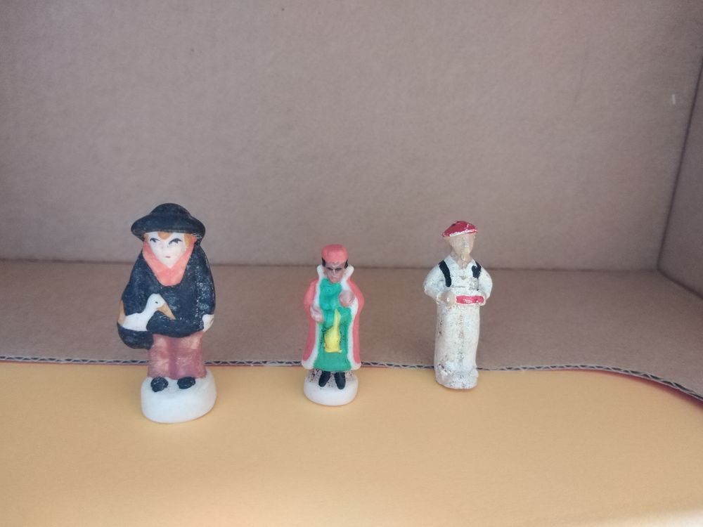 Lot 3 f�ves biscuit porcelaine 15 Baignes-Sainte-Radegonde (16)