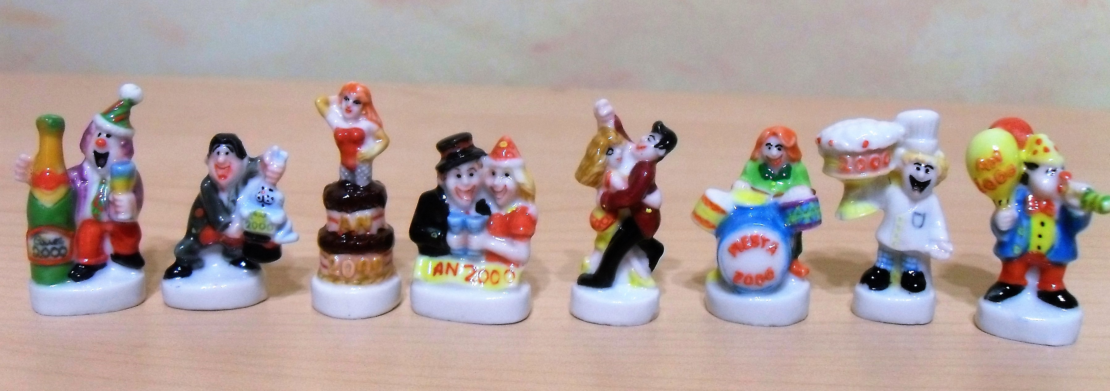 Lot de 8 F�ves en C�ramique Tenue de soir�e 10 Villejuif (94)