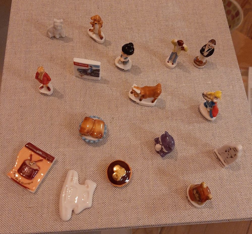 Lot de 16 f�ves de collection 12 Saintes (17)