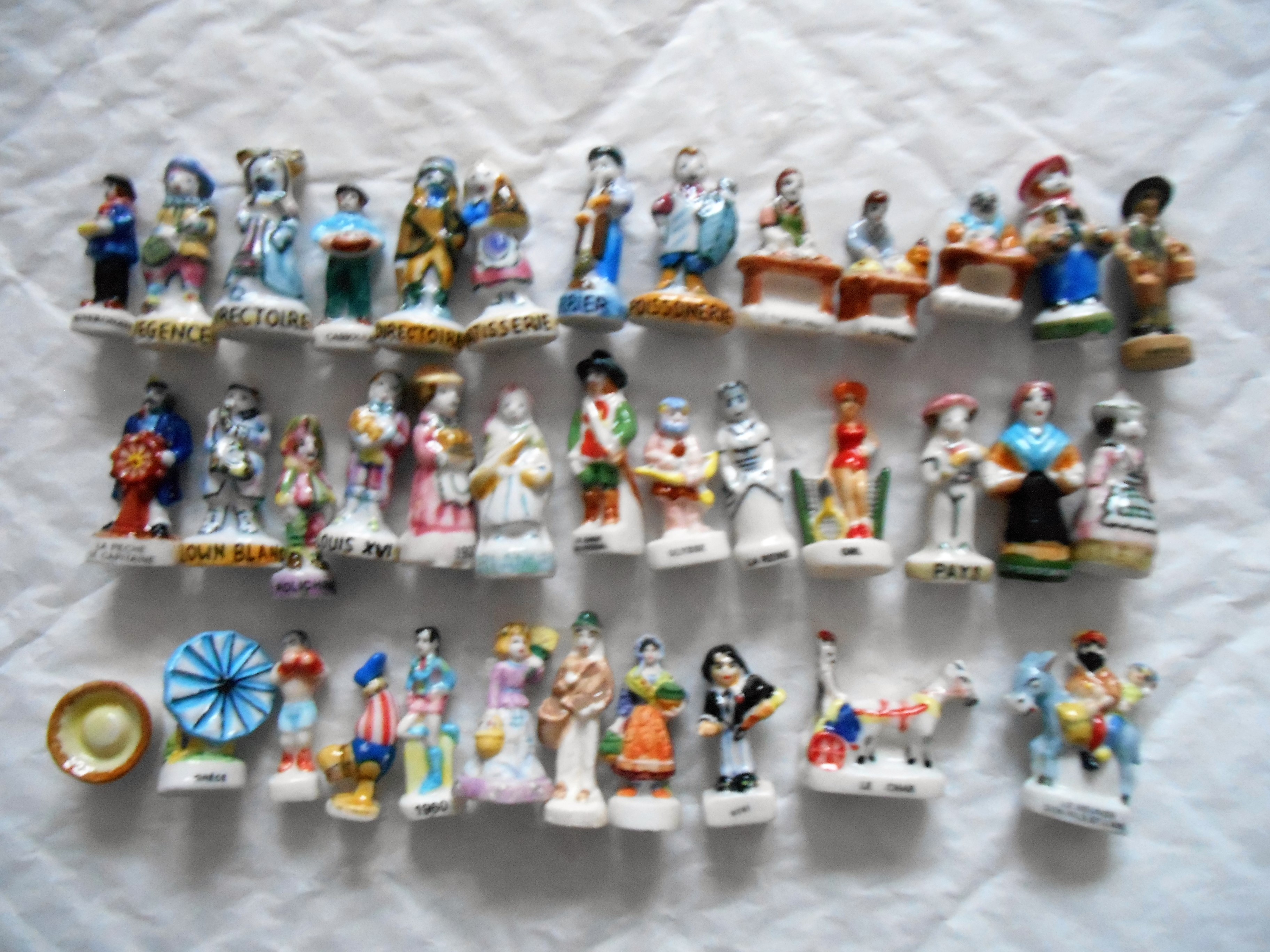 Lot de 37 F�ves en Porcelaine th�me santons 18 Villejuif (94)