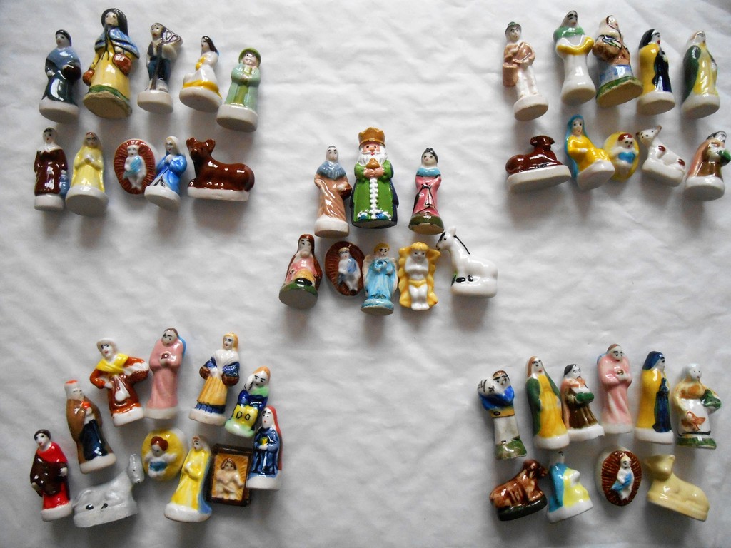 Lot de 49 F�ves th�me cr�che en C�ramique Color�es 15 Villejuif (94)