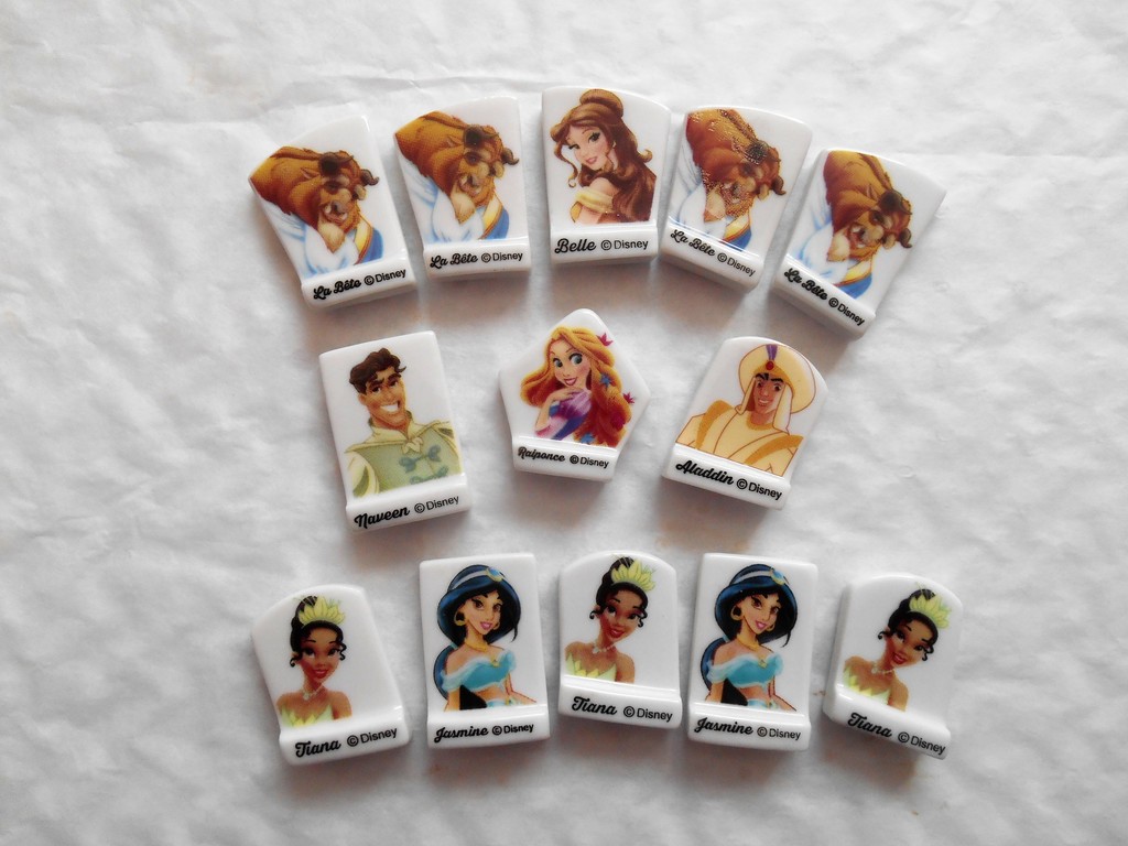 Lot de 13 F�ves th�me Princes et Princesses 6 Villejuif (94)