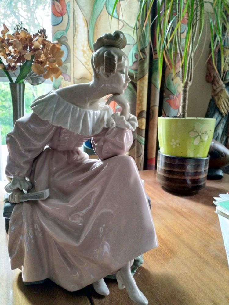 FIGURINE femme. Porcelaine LIADRO 90 Chartres (28)