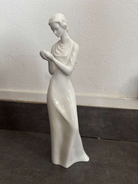 Figurine Porcelaine Royal Doulton 30 Saint-R�my-de-Provence (13)
