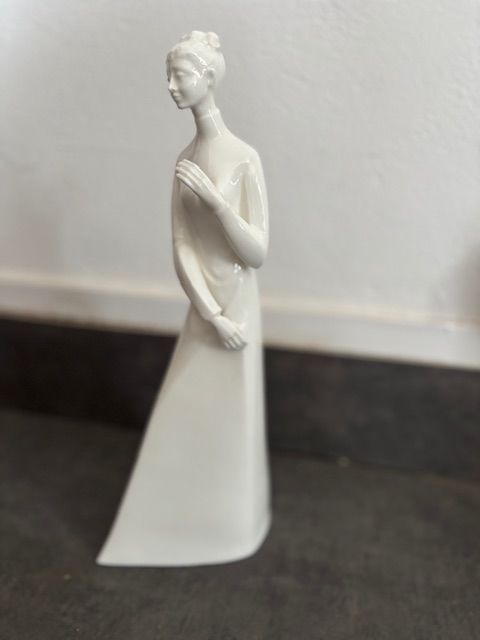 Figurine Porcelaine Royal Doulton 30 Saint-R�my-de-Provence (13)