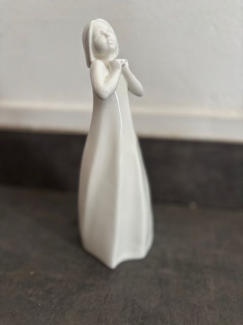 Figurine Porcelaine Royal Doulton 20 Saint-R�my-de-Provence (13)