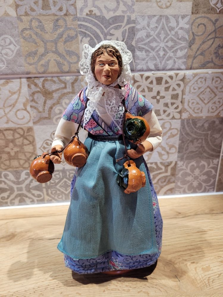 Figurine. Santon. Femme. 8 Varennes-Saint-Sauveur (71)