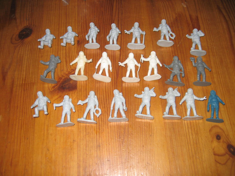 lot 22 figurines ASTRONAUTES ann�es 70/80 20 C�zy (89)
