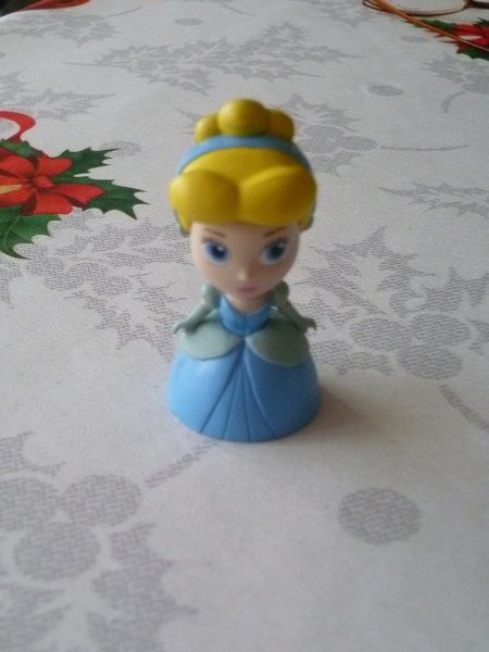 FigurineS Disney Cendrillon Rebelle Wall-E Pixar anime TV 4 F�ves (57)