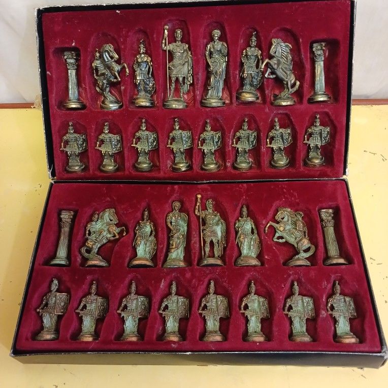 lot de 32 figurines jeu d'�chec 135 Vendeuvre-du-Poitou (86)