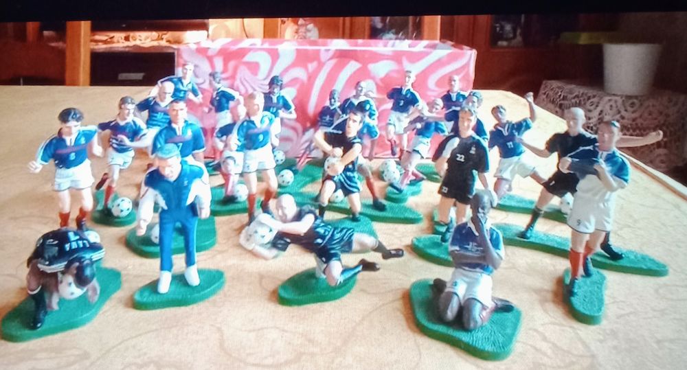 LOT de 34 Figurines et Fascicules appropri�s de Football 15 �zanville (95)