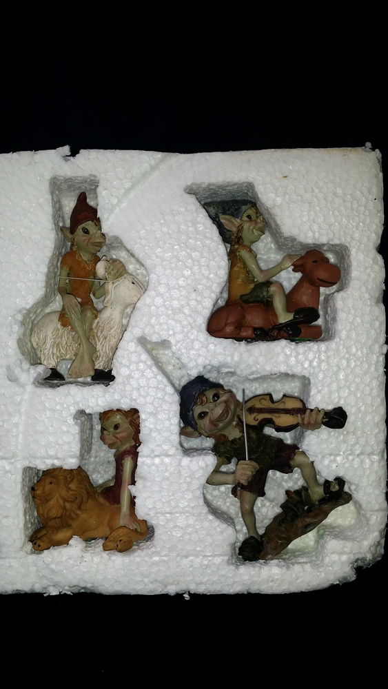 Figurines genre Troll en boite de 4 sujets diff�rents 15 Tours (37)