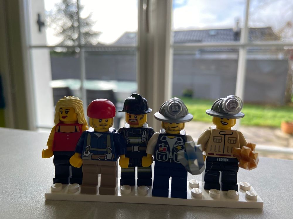 5 FIGURINES LEGO 8 Jury (57)