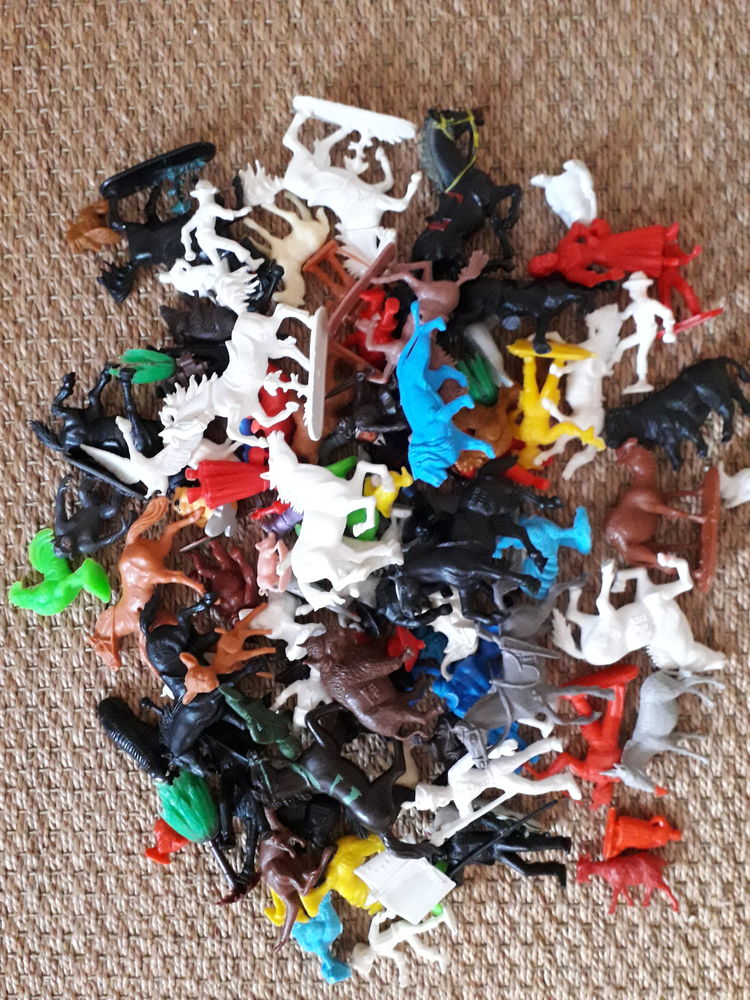 Lot de 99 figurines / personnages 10 Saint-Nazaire (44)