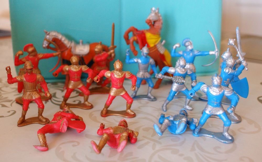 Achetez figurines petits occasion, annonce vente à Cabestany figurines chevaliers et soldats jouets enfants