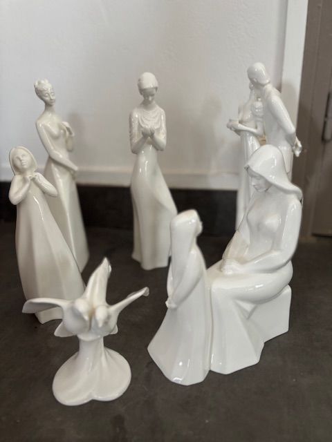 Figurines Porcelaines 'Images' Royal Doulton 130 Saint-R�my-de-Provence (13)