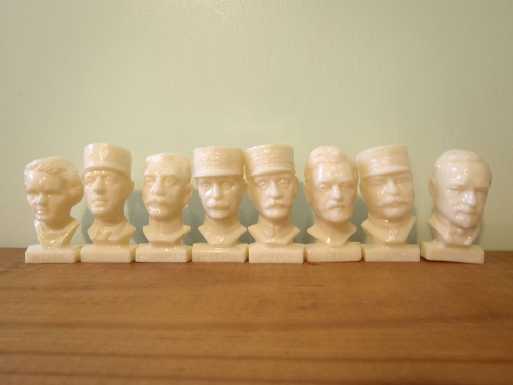 3 FIGURINES PUBLICITAIRES EN PLASTIQUE TOTAL 
