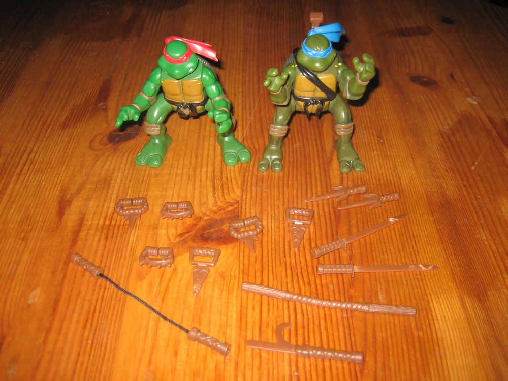 lot 2 figurines TORTUES NINJA ninja action 2004 avec 13 accessoires 25 C�zy (89)