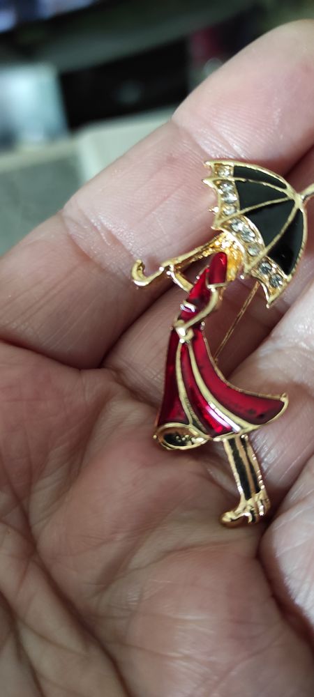 Filles En Manteau Rouge Sous La Pluie Broche Romantique,
2 Mortain (50)