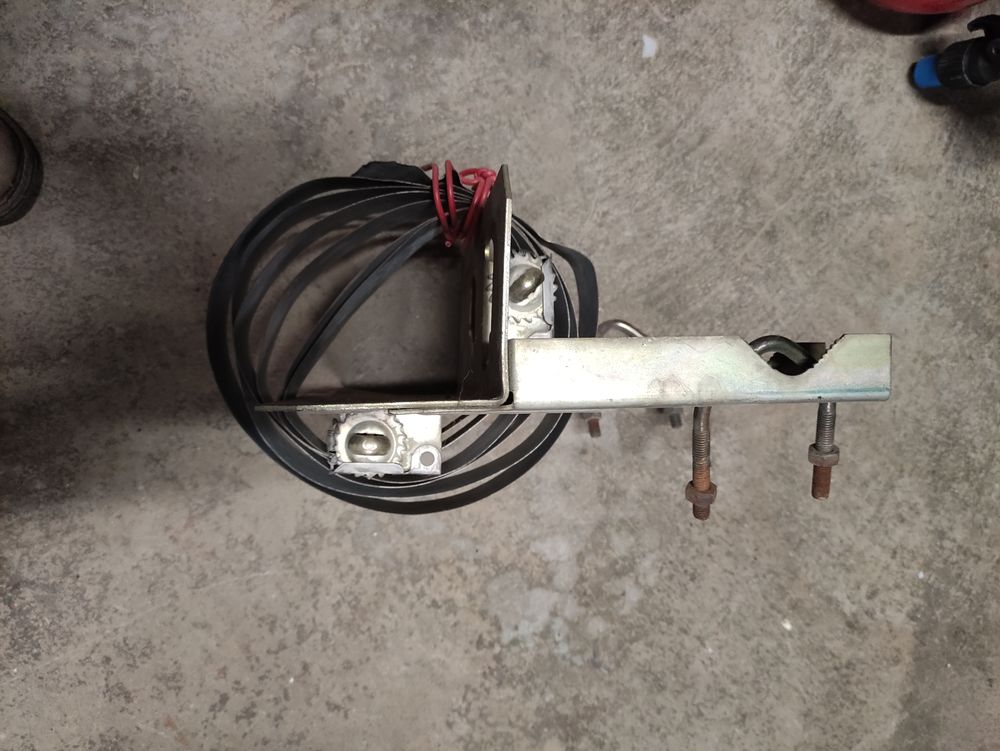 Fixation pour parabole ou une antenne murale et chemin�e 10 Tallende (63)