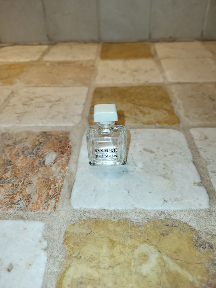 Flacon de parfum miniature 5 Paris 10 (75)