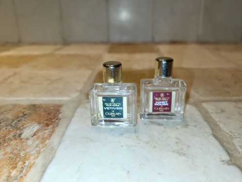 Flacon de parfum miniature 8 Paris 10 (75)