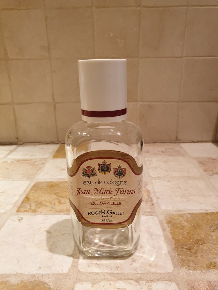 Flacon de parfum 15 Paris 10 (75)