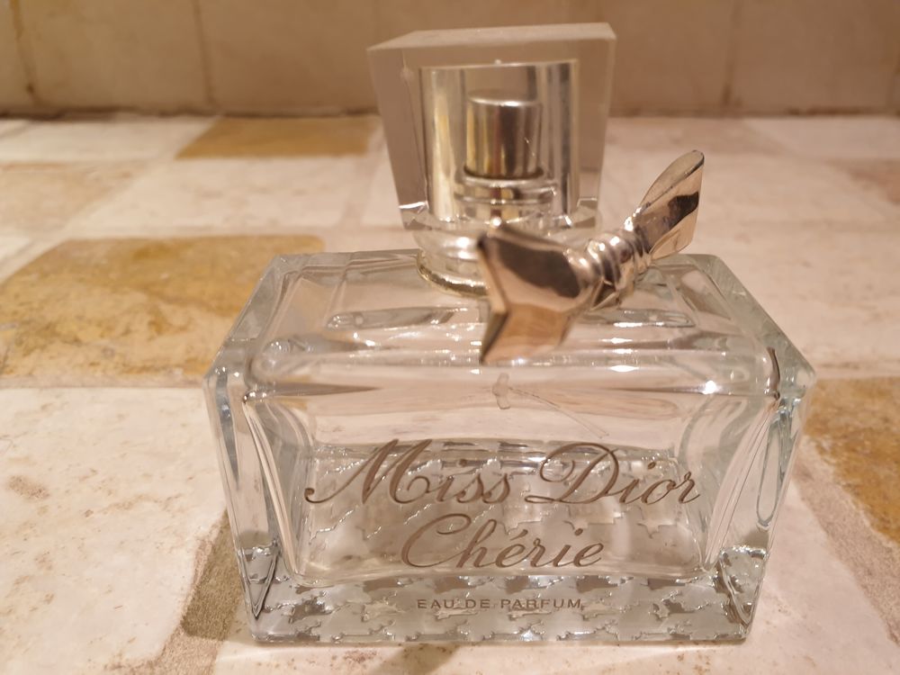 Flacon de parfum 15 Paris 10 (75)