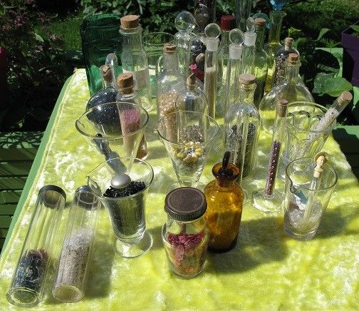 37 flacons avec perles  anciennes 50 Audincourt (25)