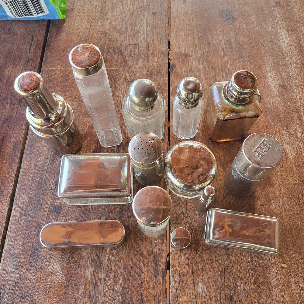 flacons de pharmacie ancien en verre Et m�tal argent� 1 La Farl�de (83)